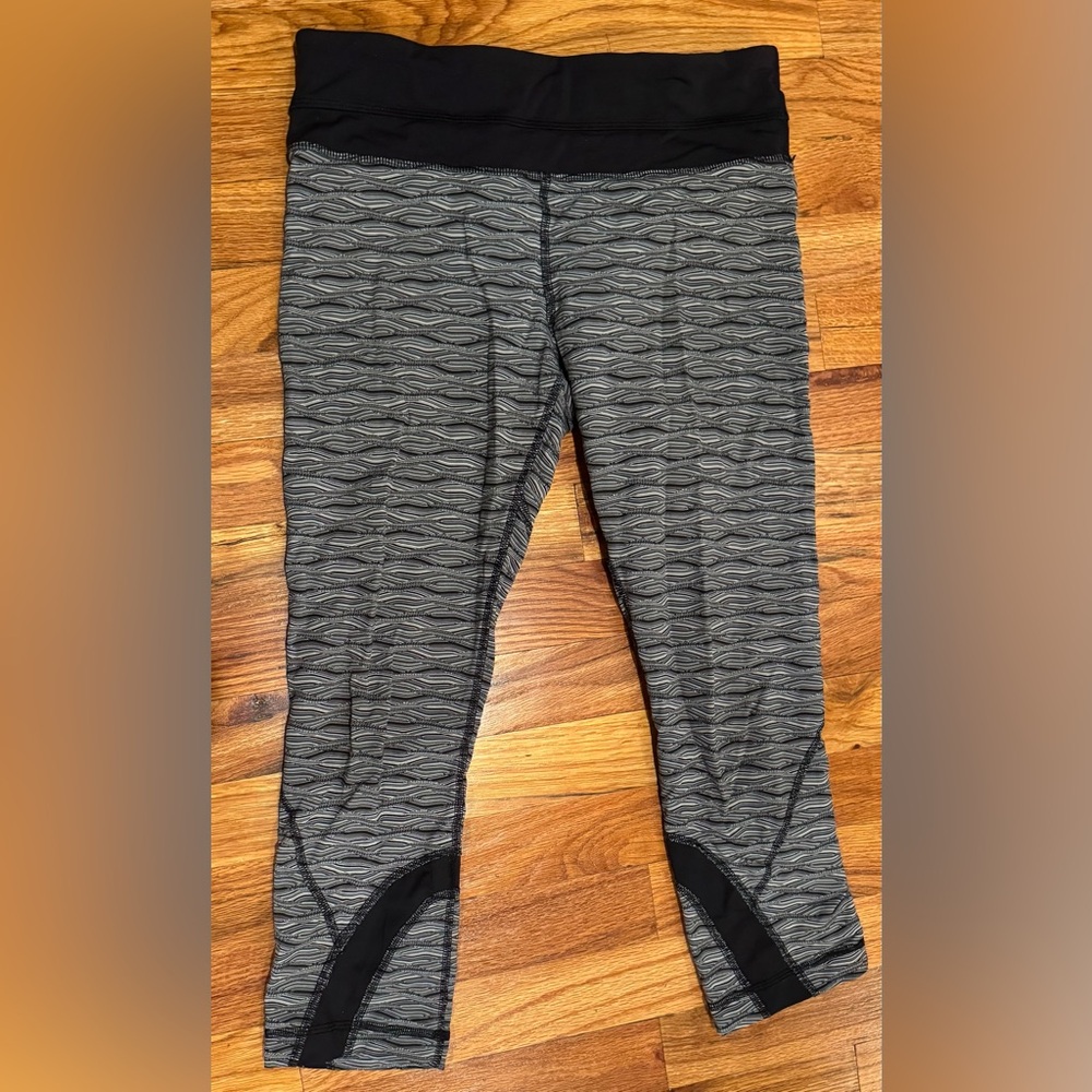Like New Lululemon Black and White Patterned Crop Leggings size 8